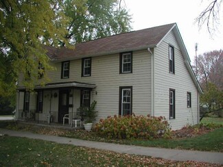 724 12th St, de Witt, IA 52742