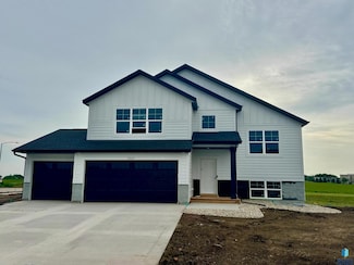 2900 S Copper Creek Ave, Sioux Falls, SD 57110
