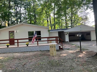 305 Hudson Ave, Houghton Lake, MI 48629