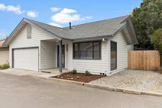 681 Golden Ln, Medford, OR 97504