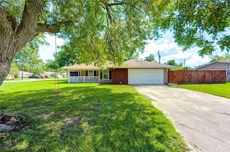 301 Meadow Ln, Hitchcock, TX 77563