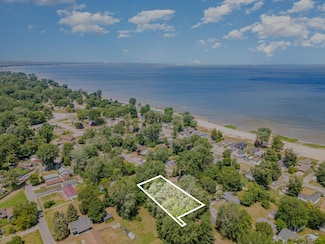 870 Shady Shore Rd, Bay City, MI 48706