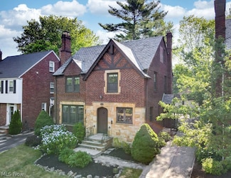 2555 Channing Rd, Cleveland, OH 44118