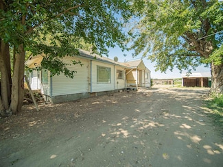 1221 Chase Rd, Grandview, WA 98930