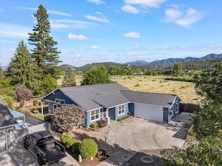 2261 Starling Ln, Medford, OR 97501