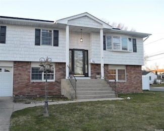 88 W Gates Ave, Lindenhurst, NY 11757