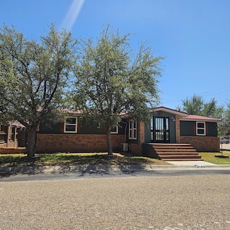 121 W 8th St, McCamey, TX 79752