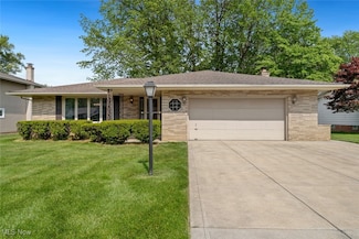 6537 Gale Dr, Seven Hills, OH 44131