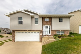 7921 S Westbrook Dr, Dubuque, IA 52002