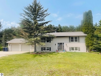 7655 Sandy Ln, Bellaire, MI 49615