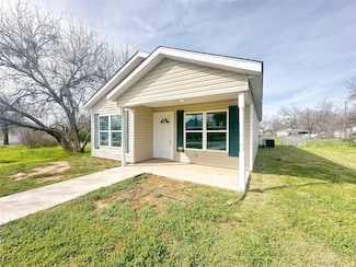 1305 Blewett St, Graham, TX 76450