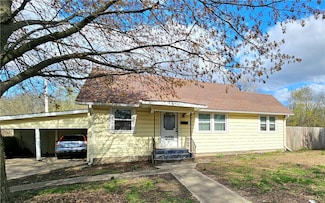 208 N Maple St, Windsor, IL 61957