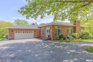 4 Valley Ln, Carlinville, IL 62626