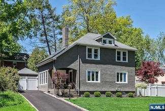 1076 Stasia St, Teaneck, NJ 07666