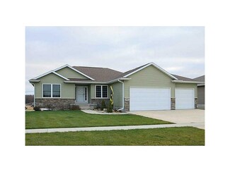 427 Driftwood Ln, Fairfax, IA 52228