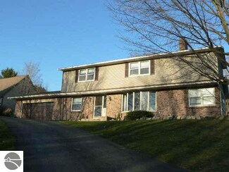 718 Highland Park Dr, Traverse City, MI 49686