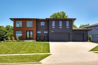 989 65th St, West Des Moines, IA 50266