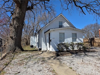 1122 S Pearl St, Independence, MO 64050
