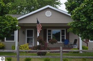 706 N Ransom St, Northport, MI 49670