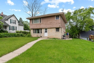 231 Prospect Ave, Pewaukee, WI 53072