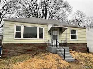 8305 Fay Dr, Saint Louis, MO 63134