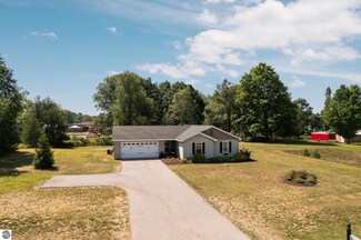 9957 Westwood Dr, Traverse City, MI 49685