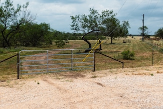 310 Western Ln, Leesville, TX 78122