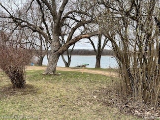 1625 Highland Park Dr, Highland, MI 48356