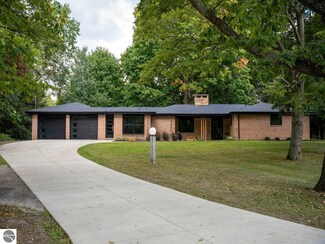 4420 Riverview Dr, Alma, MI 48801