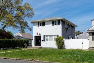 42 Madison Dr, Lindenhurst, NY 11757