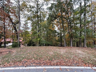 150 Indian Hills Dr, Chickasaw Point, SC 29693