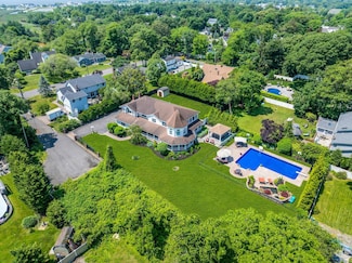 90 Poplar Ln, Bayport, NY 11705