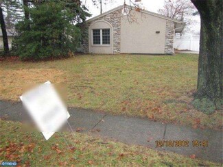 434 Pinewood Dr, Levittown, PA 19054