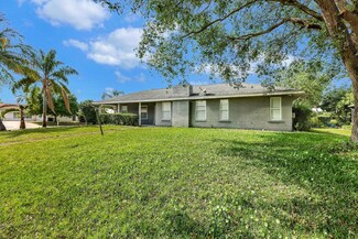 301 SE Crosspoint Dr, Port Saint Lucie, FL 34983
