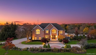 2 Old Bridge Ct, Melville, NY 11747