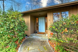 70 Woodfield Rd, Woodbridge, CT 06525