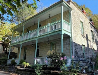 28 Armstrong St, Eureka Springs, AR 72632