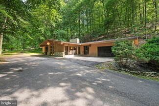 8 Walnut Ln, Berwyn, PA 19312