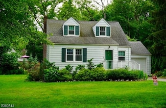 14 Center Dr, Mountain Lakes, NJ 07046