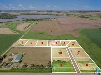 2140 Harvest Creek Ln Unit 8, Madison, SD 57042