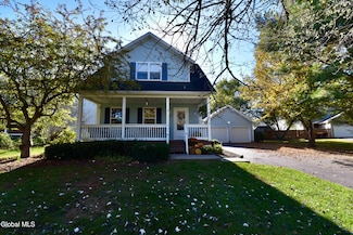 10 New Kent Rd, Gansevoort, NY 12831