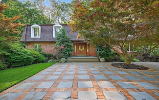 14 Chelmsford Dr, Glen Head, NY 11545