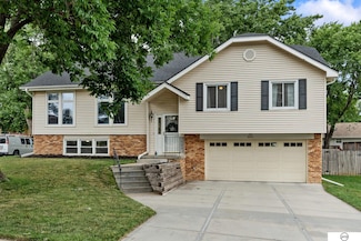 802 Pineview Dr, Papillion, NE 68046
