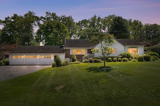 18 Halsey Place, Valhalla, NY 10595