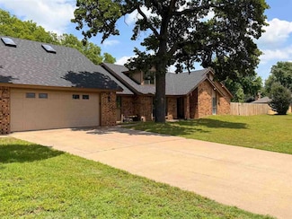 109 Road Runner Dr, Ponca City, OK 74604