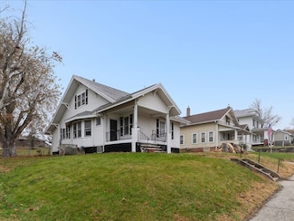 1104 15th St, Belle Plaine, IA 52208