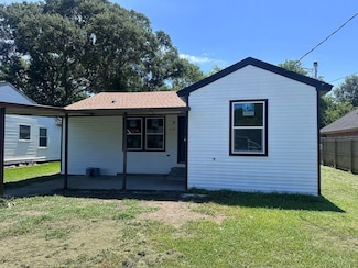 1117 West Dr, Port Neches, TX 77651