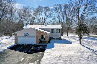 1540 Pinewood Dr, Saint Paul, MN 55126