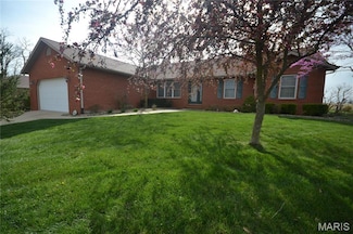 4551 Baywood Ln, Smithton, IL 62285
