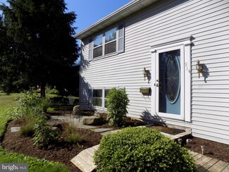 914 Walnut St, Akron, PA 17501